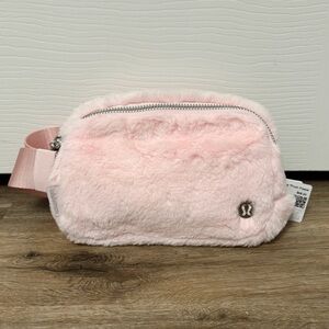 NWT Lululemon Everywhere Belt Bag Plush Fleece In Strawberry Milkshake